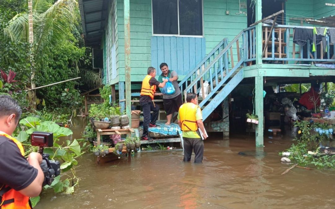 Penyerahan Catuan Makanan Kepada Mangsa Terjejas Semasa Banjir